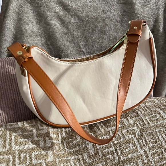 BNWOT Chic Shoulder Bag - Picture 2 of 2